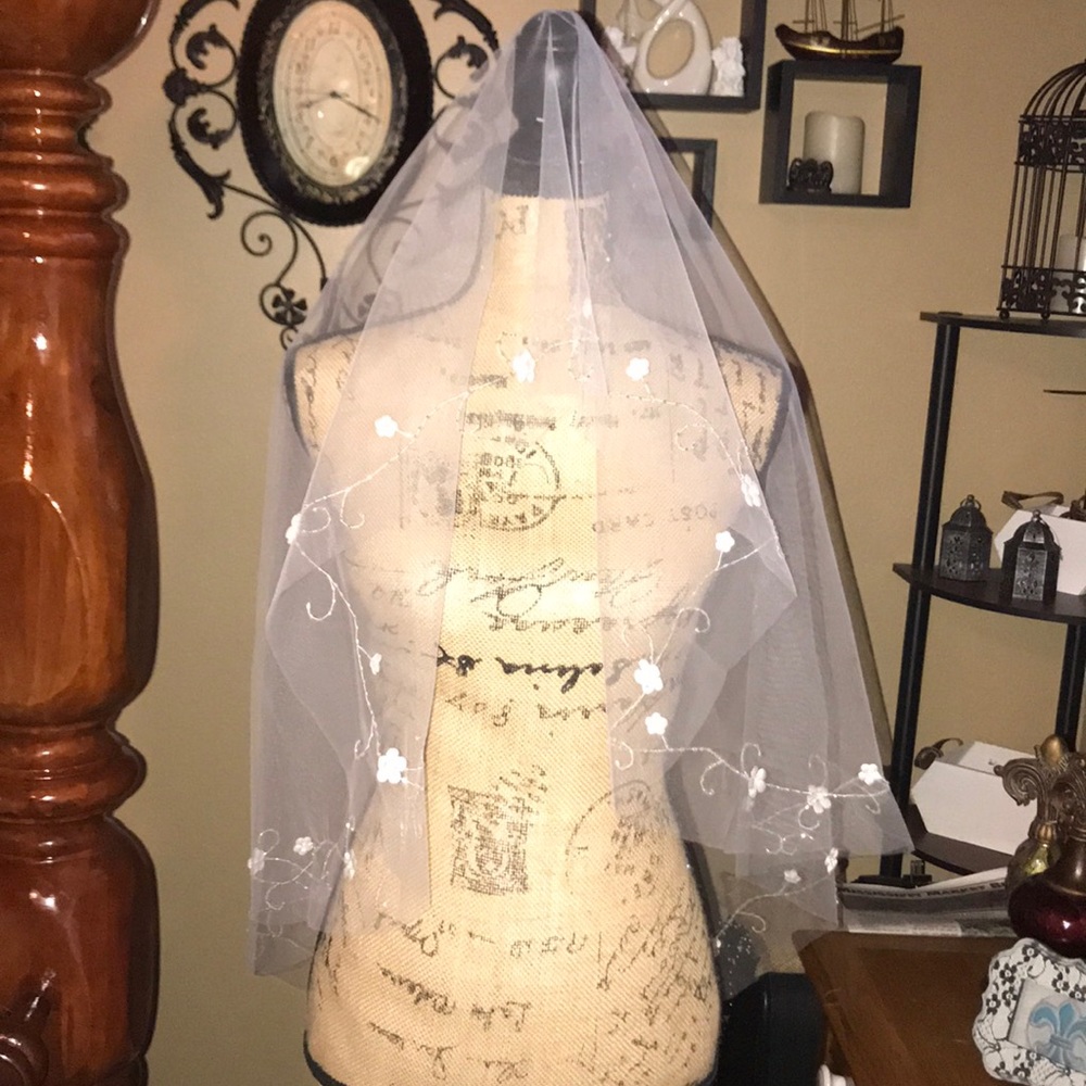 New Hand Beaded wedding veil - Picture 4 of 8